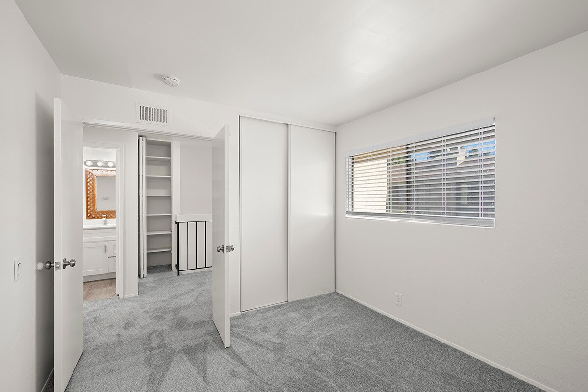 Building Photo - 3216 Caminito Eastbluff