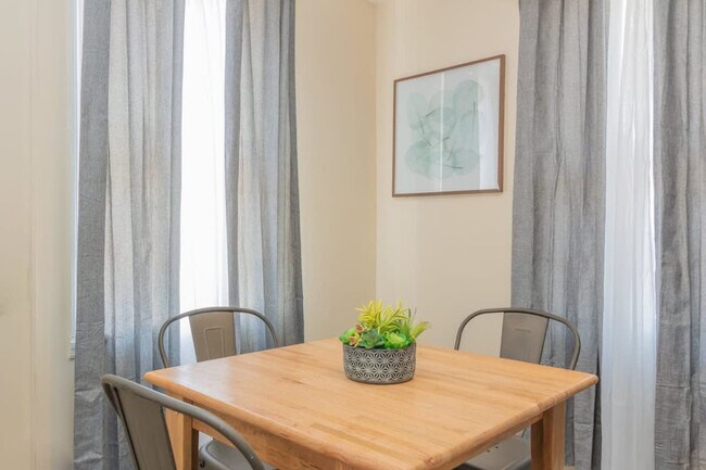 Building Photo - 3912 Crestview Dr