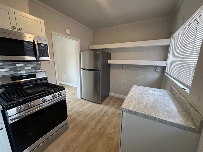 Building Photo - Charming 1-Bedroom Apartment in Short Acre...
