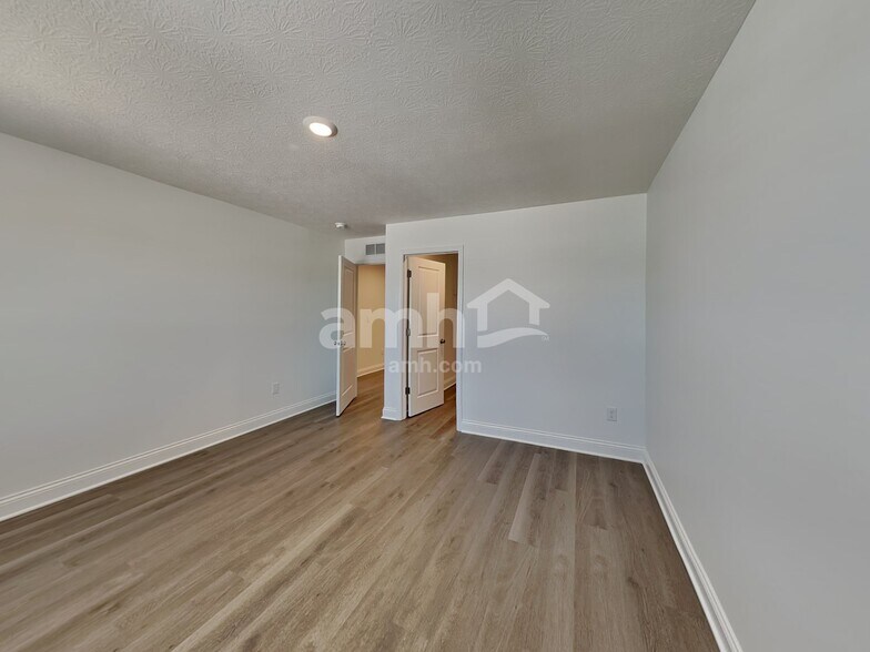 Building Photo - 315 Pne Hl Ct