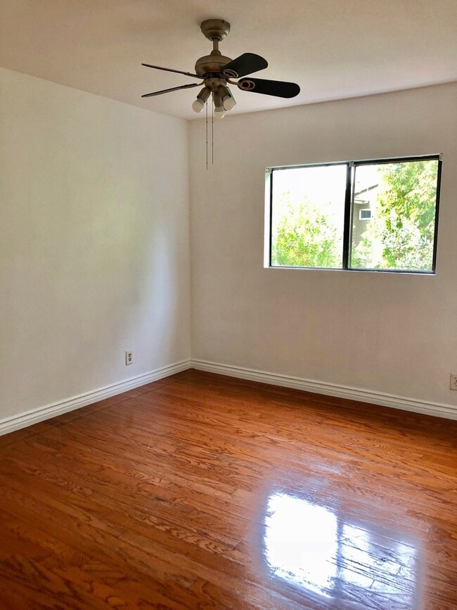 Building Photo - 3 BEDROOM 2 BATH HOUSE