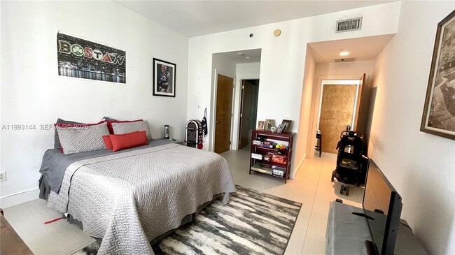 Building Photo - 1060 Brickell Ave