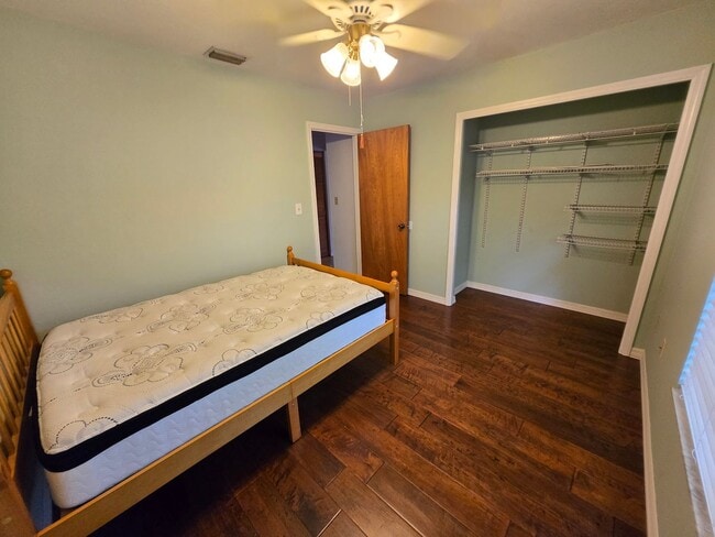 Building Photo - Springtree - Beautiful, spacious home