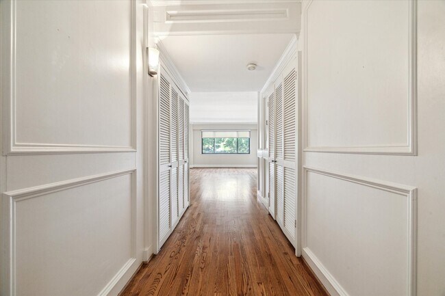 Building Photo - 1400 Hermann Dr