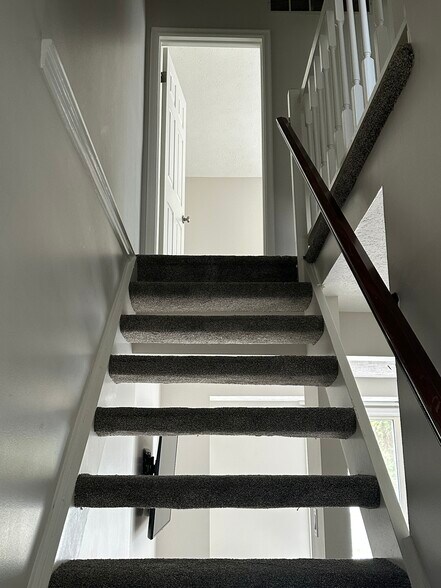 Building Photo - 5035 Hamilton Dr