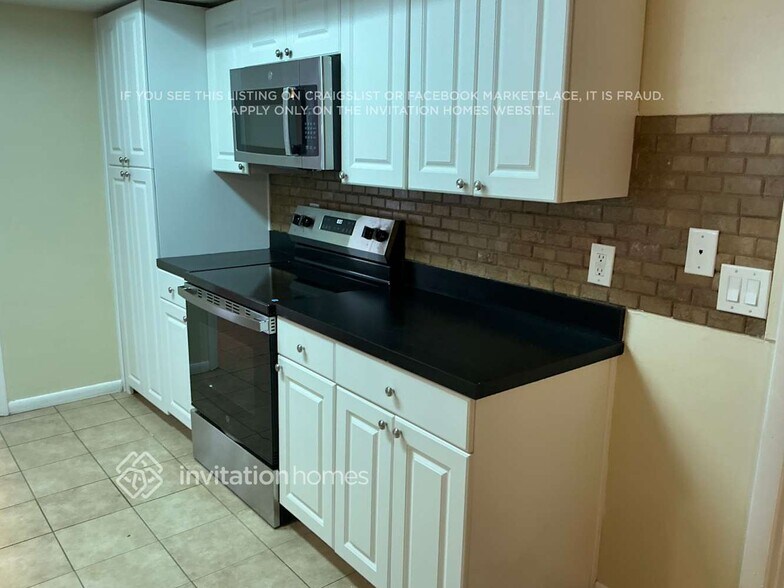 Building Photo - 1007 Macrae Ave