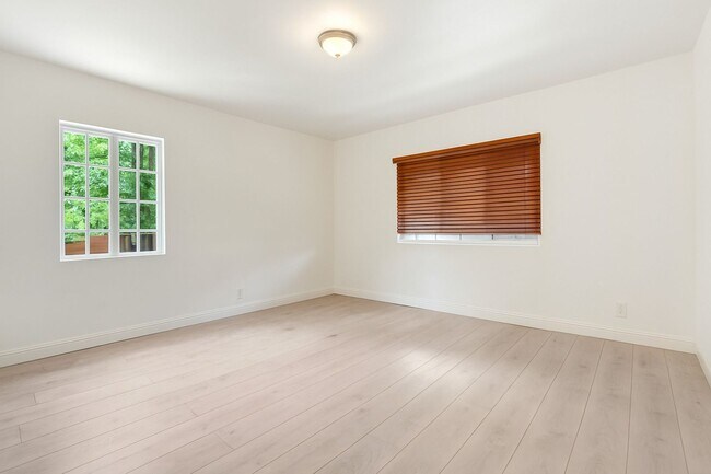 Building Photo - Charming Pasadena Duplex – Upstairs Unit