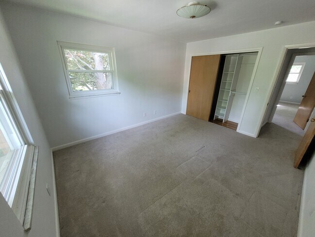 Building Photo - 25 E Schantz Ave