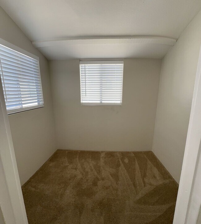 Building Photo - LARGE 1 BEDROOM 1 BATH UPSTAIRS UNIT READY...