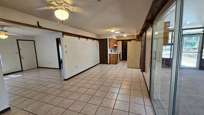 Building Photo - 3 bed, 2 bath 1 car garage