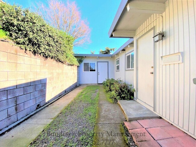 Building Photo - 1303 Hexem Ave