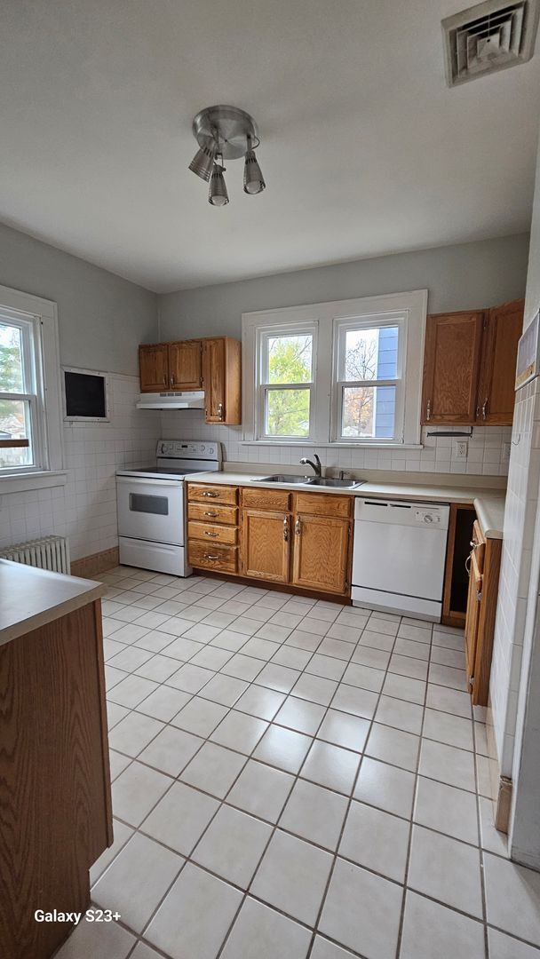 Building Photo - Beautifully updated 3 Bedroom