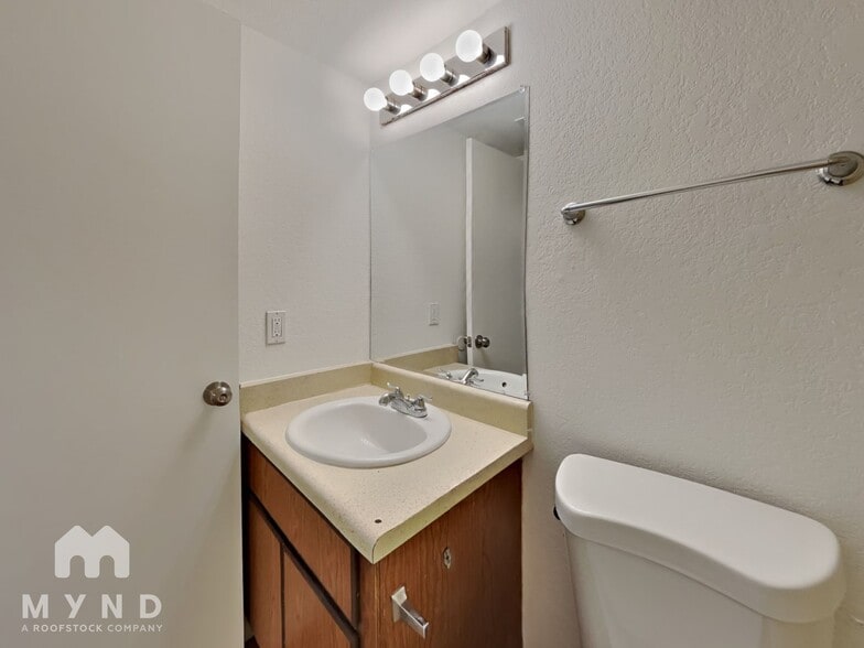 Building Photo - 2828 E Tierra Buena Ln