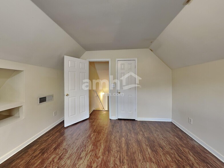 Building Photo - 190 Cedarhurst Rd