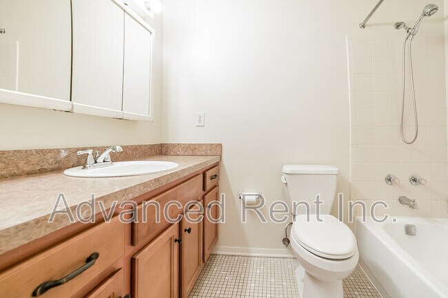 Building Photo - 10 Watkins Glen Ct