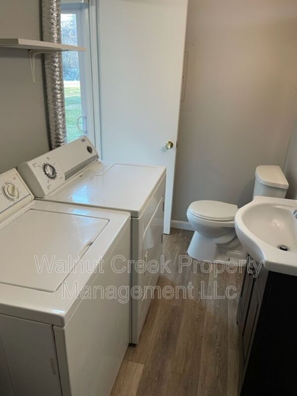 Building Photo - 671-681 Shoreline Dr