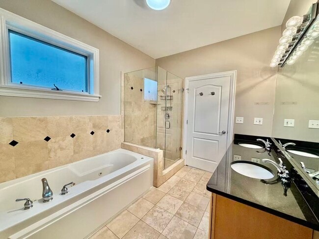 Building Photo - 3015 N Ashland Ave