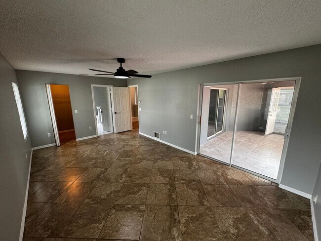 Building Photo - 3-Bedroom Ocala Home, Fenced Yard & Sunroom