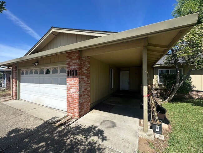 Building Photo - 1175 E Edison St