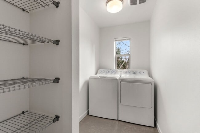 Building Photo - Modern 3 Bed 3.5 Bath Townhome with Garage, Balcony and Fenced Yard Near Light Rail