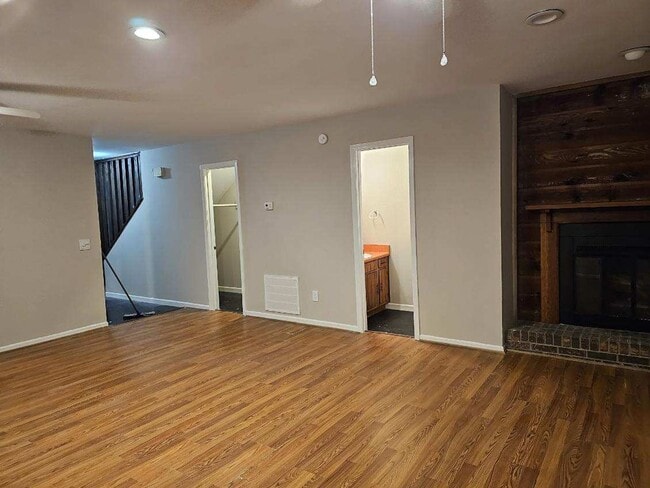 Building Photo - CHARMING 2 BEDROOM TOWNHOME-1/2 MILE FROM ...