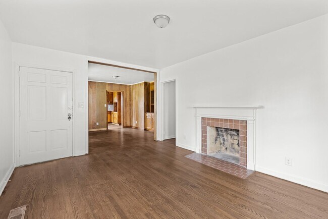 Building Photo - Charming & Newly Renovated 3 Bedroom 2 Bat...