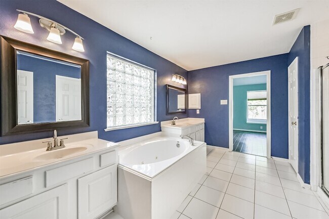 Building Photo - 13203 Yaupon Holly Ln