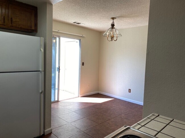 Building Photo - Large Condo near Freeway Access!