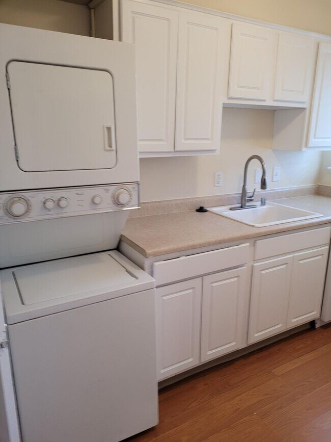 Building Photo - 2 bedroom townhome with 2 bathrooms