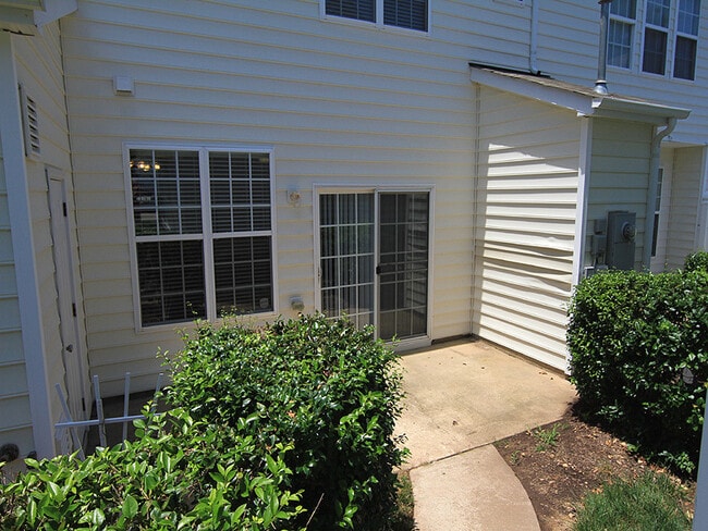 Building Photo - Spacious South Durham Townhouse!