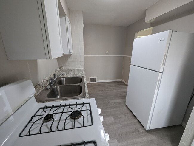 Building Photo - Welcome to Your Charming New Home on Minnie Avenue!