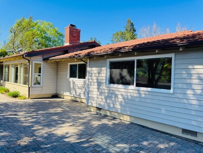 Building Photo - Wonderful single level home in Orinda-available for move-in now!