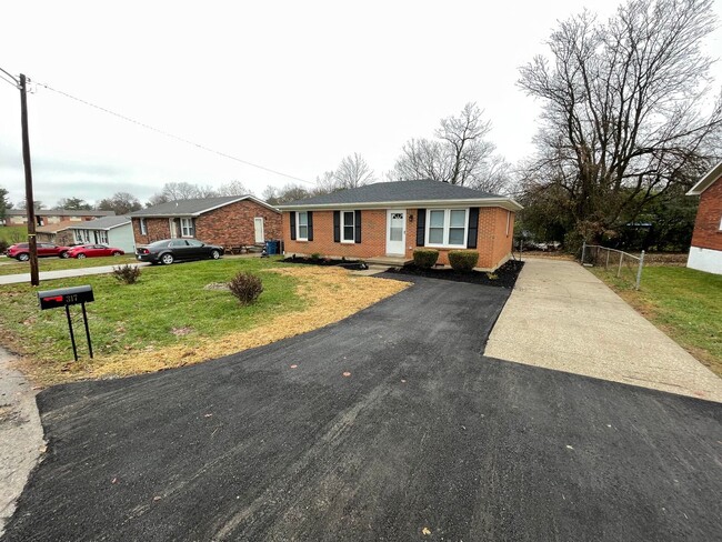 Building Photo - Brick Home For Rent Shelbyville