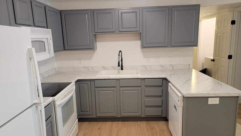 Building Photo - 591 N University Ave