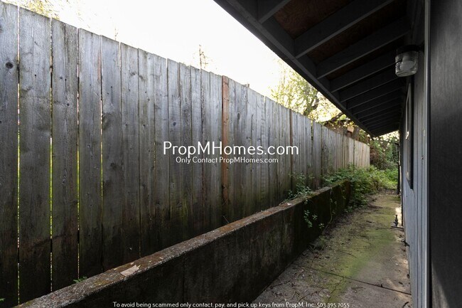 Building Photo - Three Bedroom Home in NE!