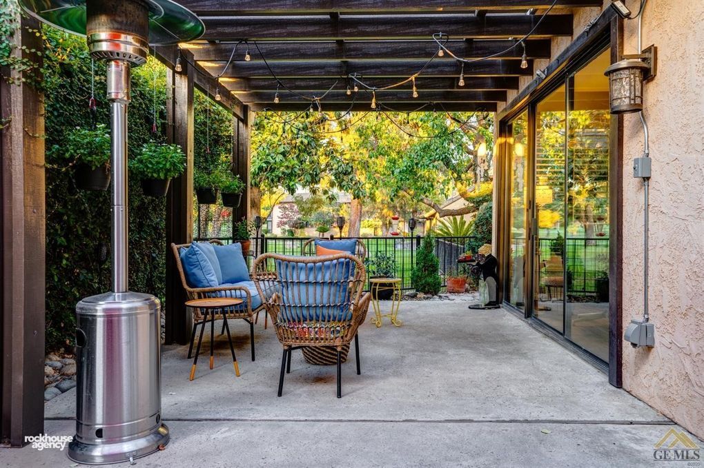 Back courtyard. - 2323 Easthills Dr