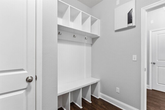 Building Photo - 8756 Glen Oak Trail
