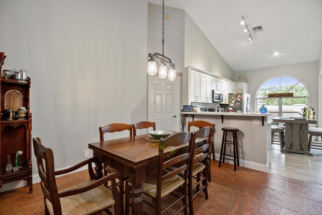Building Photo - 202 Sabal Palm Ln