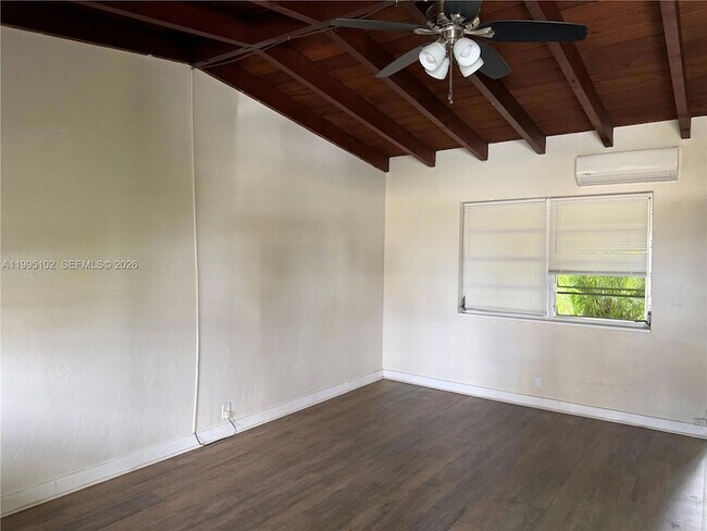 Building Photo - 1580 NE 145th St