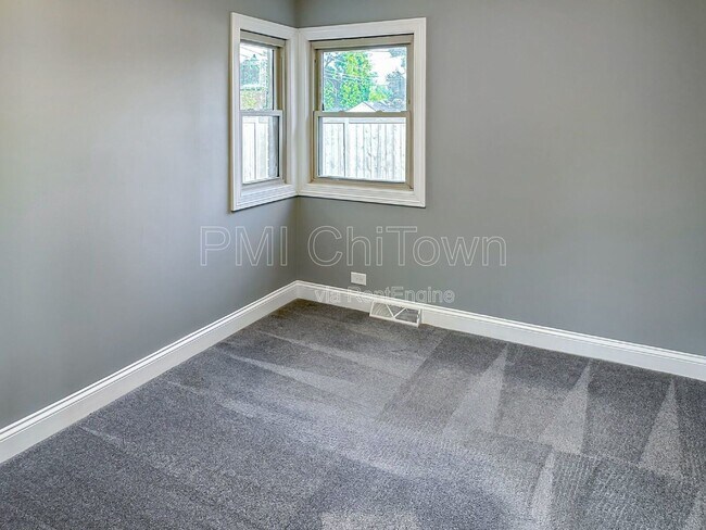 Building Photo - 1409 E Lincoln Ave