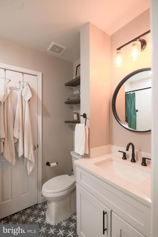 Building Photo - 332 S Alfred St