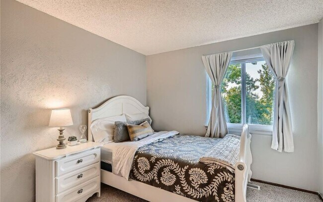 Building Photo - Incredible Tri-level home in Cherry Creek ...
