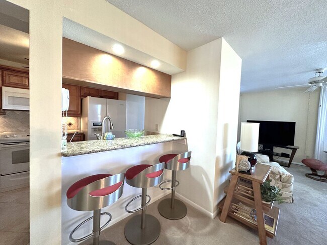Building Photo - STUNNING SEASONAL 2/2 CORNER CONDO WITH OV...