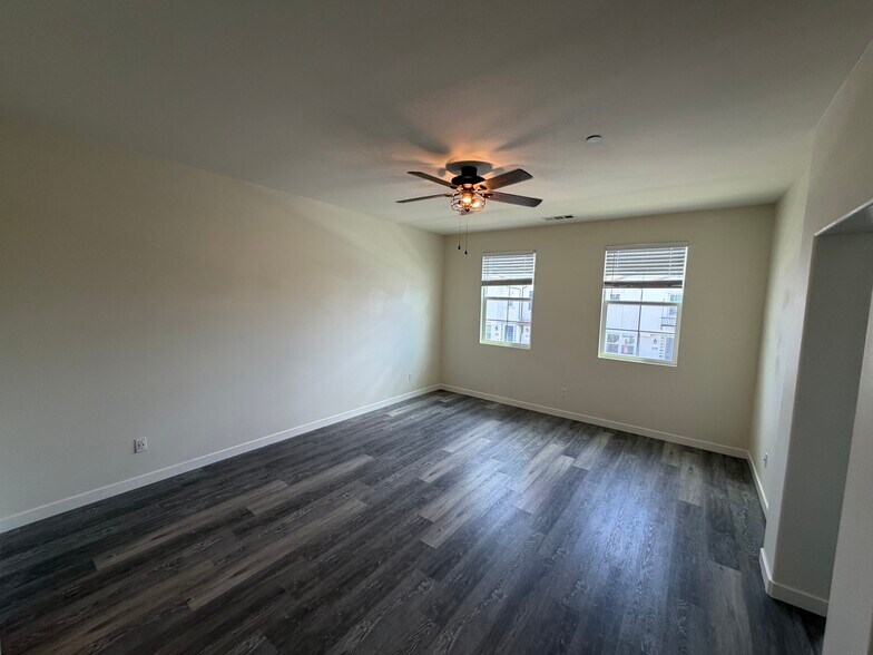 Building Photo - 30383 Town Square Dr