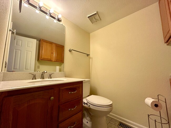 Building Photo - Looking for a Quality tenant who appreciat...