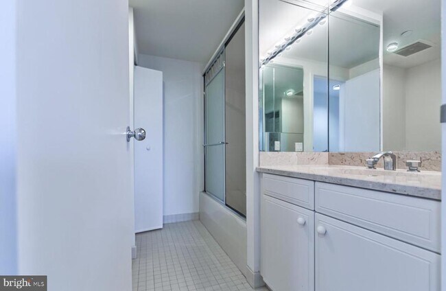 Building Photo - 202 W Rittenhouse Square