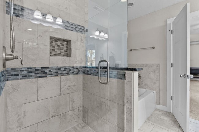 Building Photo - Modern comfort Beach living