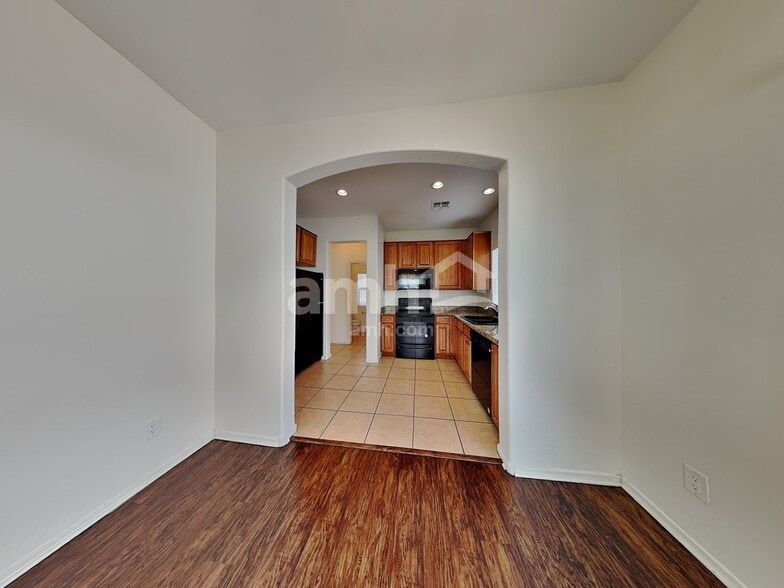 Building Photo - 4647 E Laurel Ave