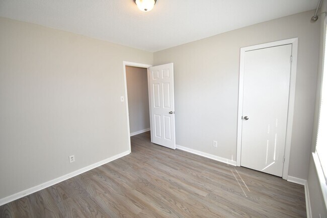 Building Photo - 4 Bedroom and 2 Bath Home- Updated (Pets N...