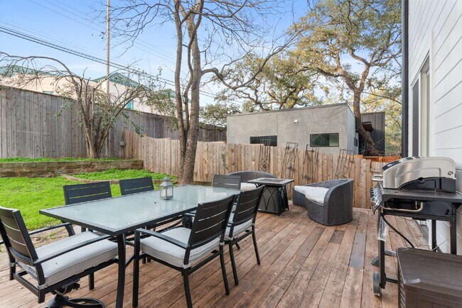 Building Photo - 2612 Carnarvon Ln